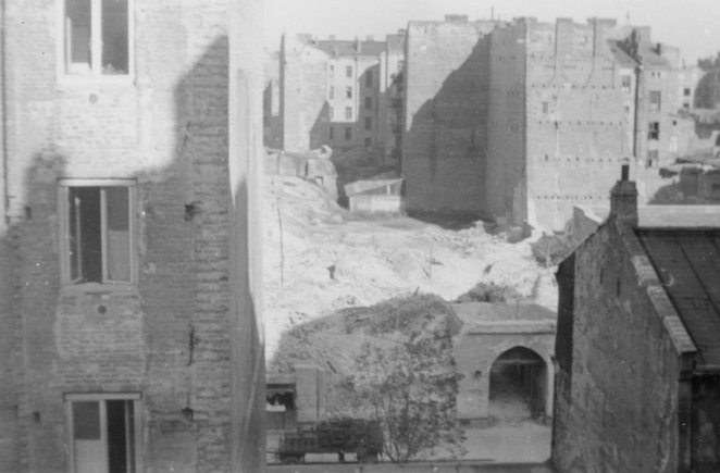 Kamienice przy samej Marszałkowskiej zburzono pod ulicę