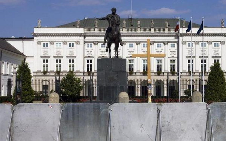 Radni Warszawy spieraja się o budowę pomnika i o krzyż