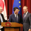 Szef Komisji Europejskiej Jean-Claude Juncker, premier Japonii Shinzo Abe i przewodniczący Rady Euro