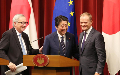 Szef Komisji Europejskiej Jean-Claude Juncker, premier Japonii Shinzo Abe i przewodniczący Rady Euro