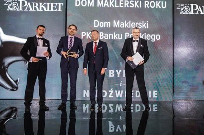 Nagrodę dla domu maklerskiego odebrał Filip Paszke, dyrektor DM PKO BP. Statuetkę wręczył Maciej Try