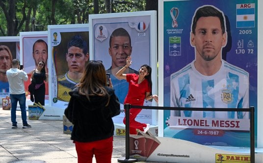 Kobieta pozuje do zdjęcia z wizerunkiem argentyńskiego piłkarza Lionela Messiego podczas wystawy alb