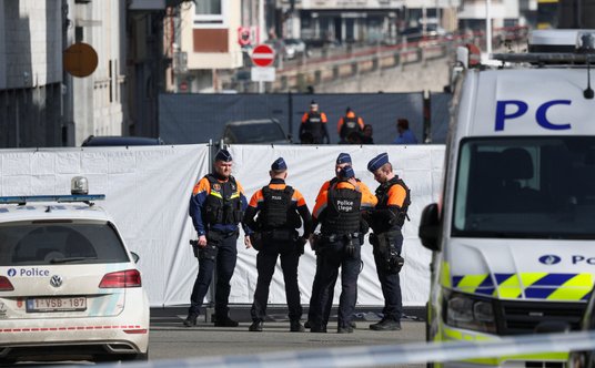Policja zabezpiecza miejsce wybuchu w pobliżu synagogi w Liège