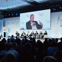 Uczestnicy panelu „Instytucje finansowe w epoce innowacji: kto na tym wygra?”