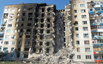 Uszkodzony budynek mieszkalny w Lisiczańsku