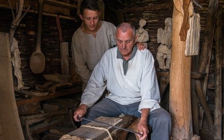 W budynkach z drewna i gliny pracuje stała grupa aktorów-rekonstruktorów, prezentująca typowe dla re