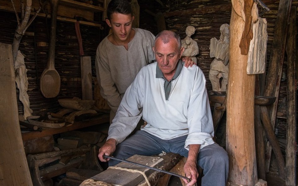 W budynkach z drewna i gliny pracuje stała grupa aktorów-rekonstruktorów, prezentująca typowe dla re