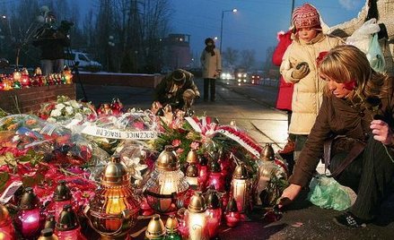 Znicze i modlitwa za ofiary z Halemby