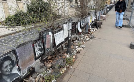 W sąsiedztwie Memoriału ku czci Ofiar Niemieckiej Okupacji można zobaczyć uliczną wystawę zdjęć węgi