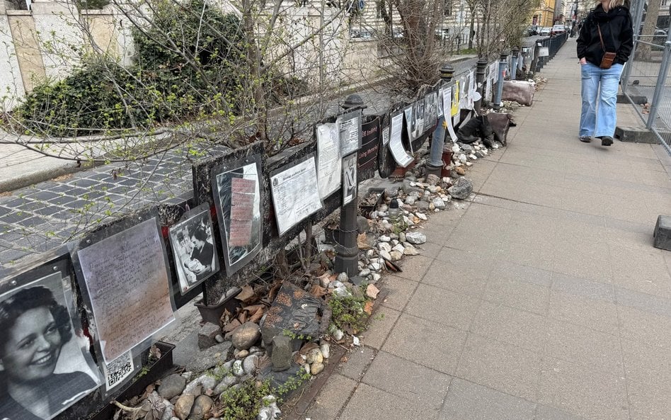 W sąsiedztwie Memoriału ku czci Ofiar Niemieckiej Okupacji można zobaczyć uliczną wystawę zdjęć węgi