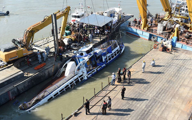 Budapeszt: Wrak statku wyciągnięty z Dunaju. Nadal nie znaleziono wszystkich ciał