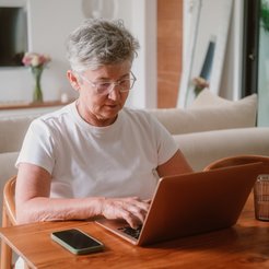 Jak prawidłowo rozliczać koszty, świadczenia i podatki związane z pracą zdalną?