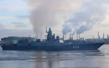Fregata rakietowa Admirał Gołowko wychodzi po raz pierwszy z basenu stoczni na pierwsze próby dynami