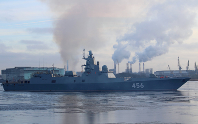 Fregata rakietowa Admirał Gołowko wychodzi po raz pierwszy z basenu stoczni na pierwsze próby dynami