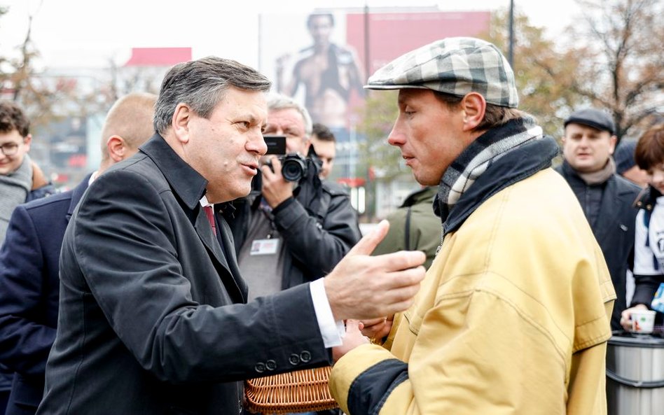 Janusz Piechociński (PSL) prowadzi agitację wyborczą na ulicach Warszawy.