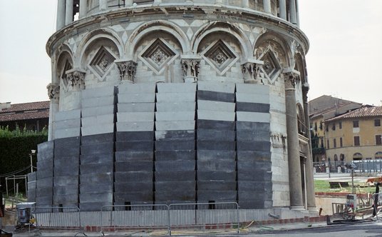 Rok 1998: wieża w Pizie obciążona ołowiem