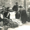 Żydowskie handlarki w międzywojennym Krakowie, ulica Szeroka przy Starej Synagodze, 1927 r. W „Czarn