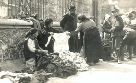 Żydowskie handlarki w międzywojennym Krakowie, ulica Szeroka przy Starej Synagodze, 1927 r. W „Czarn