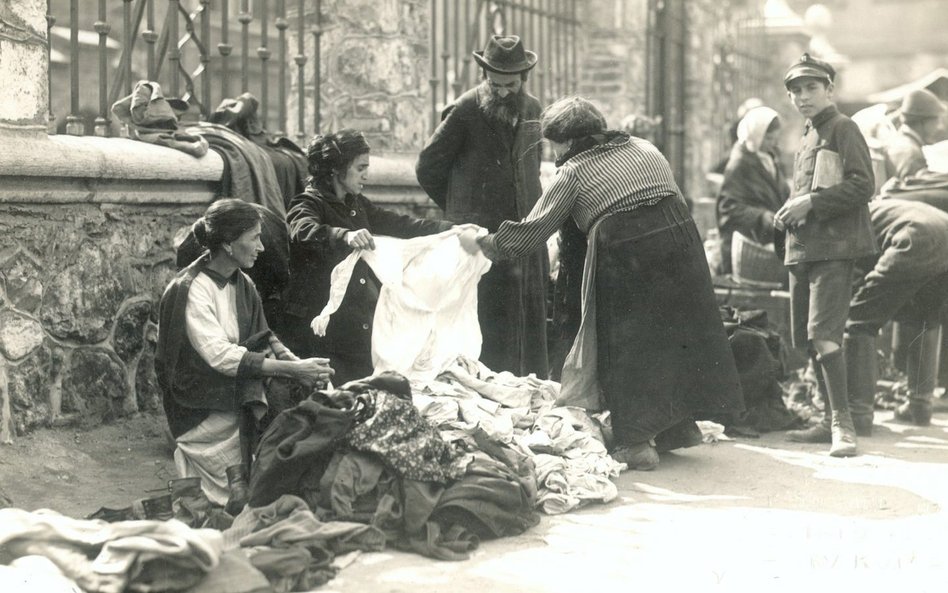 Żydowskie handlarki w międzywojennym Krakowie, ulica Szeroka przy Starej Synagodze, 1927 r. W „Czarn