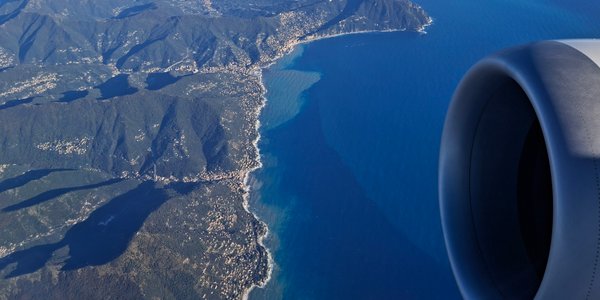 United Airlines to face lawsuit over selling windowless "window seats"