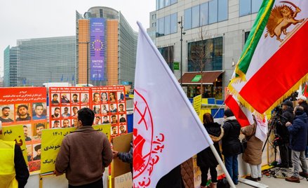 Bruksela. Zgromadzenie zwolenników umieszczenia Korpusu Strażników Rewolucji Islamskiej na czarnej l