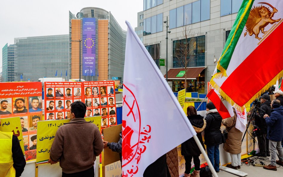 Bruksela. Zgromadzenie zwolenników umieszczenia Korpusu Strażników Rewolucji Islamskiej na czarnej l