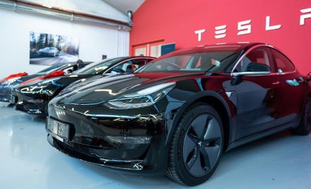 Tesla oddaje się w ręce hakerom