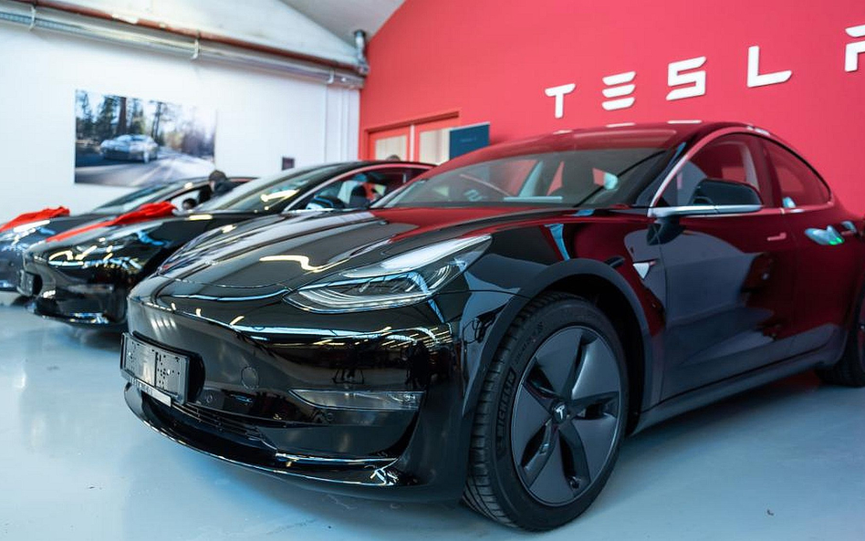 Tesla oddaje się w ręce hakerom