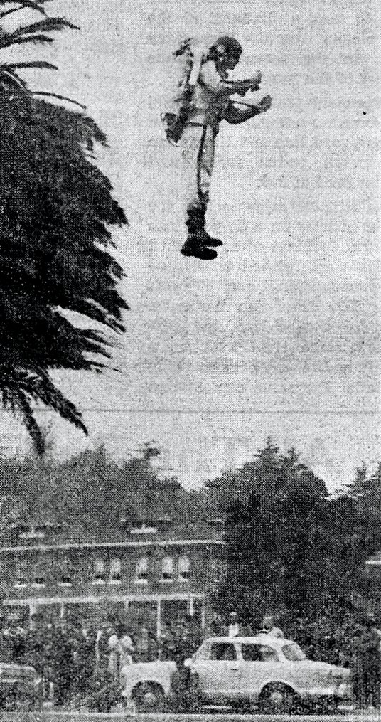 Próbny lot z plecakiem turboodrzutowym Bell Jet Flying Belt