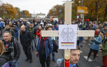 Koronawirus w Niemczech: Rząd Merkel będzie mógł sam wprowadzać obostrzenia? Protest