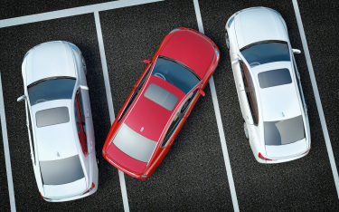 Parkujące wszędzie samochody to duży problem w kurortach