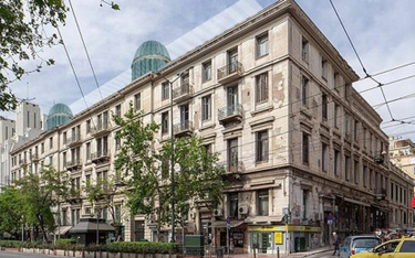 Rezydencja Schliemanna, Mela, stoi przy jednej z głównych ulic Aten, ulicy Panepistimiou