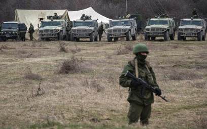Wiele ukraińskich baz wojskowych na Krymie jest zablokowanych. Na zdjęciu: oddziały otaczające kosza