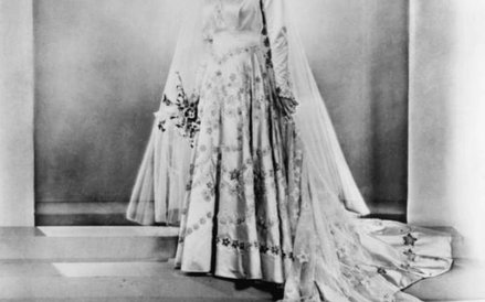 1947 r. Księżniczka Elżbieta w sukni ślubnej zaprojektowanej przez Normana Hartnella.