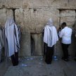 Ortodoksyjni Żydzi przed Ścianą Płaczu