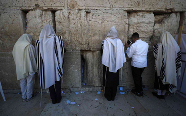Ortodoksyjni Żydzi przed Ścianą Płaczu
