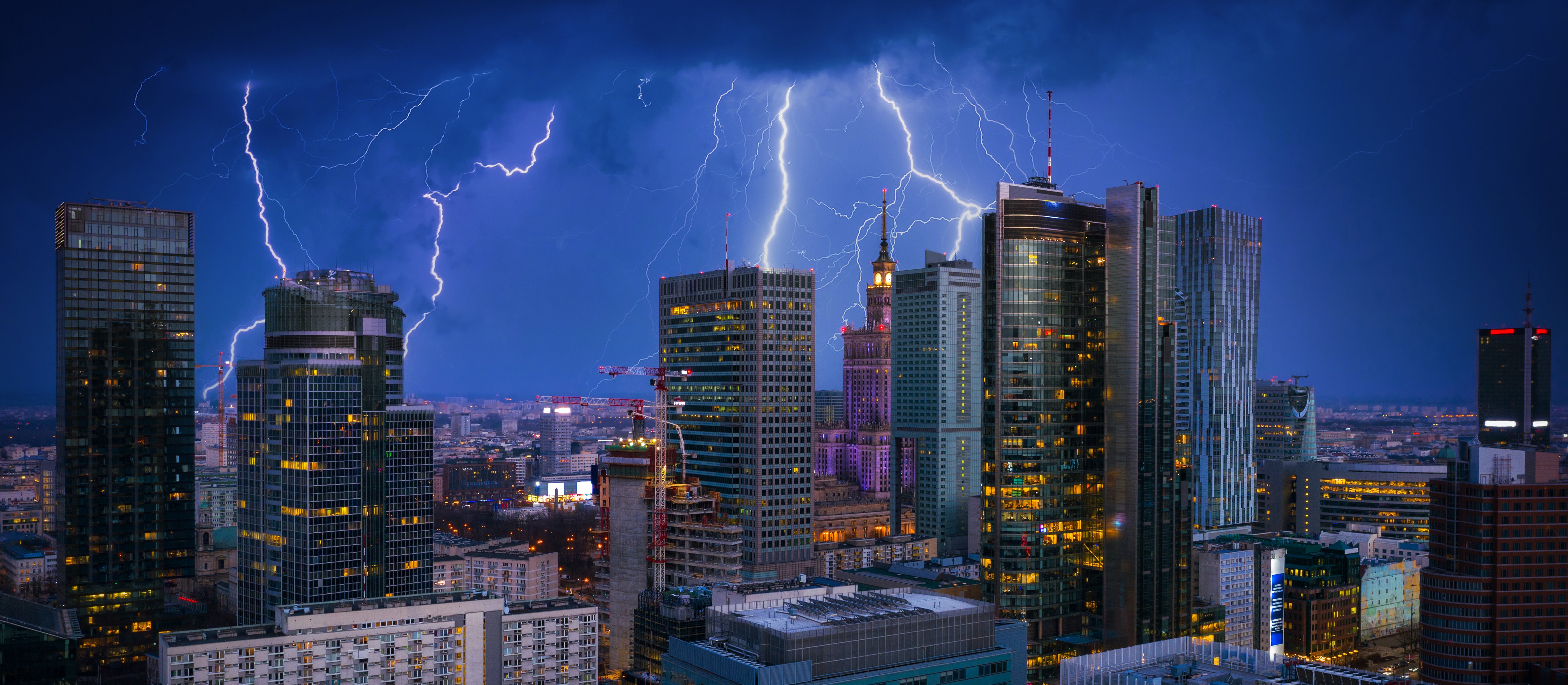 Nawałnica uderzyła w Warszawę. Miasto pokazało niezwykłe nagranie z burzy