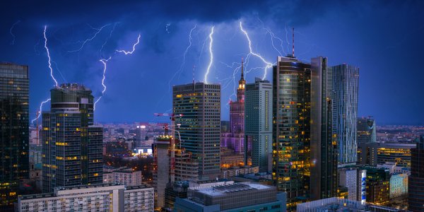Gwałtowna nawałnica przeszła nad Warszawą — grad, wiatr i chaos na lotnisku