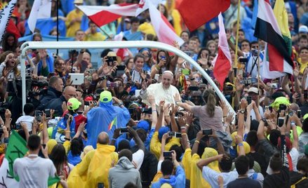 Papież pozdrawia witającą go na Błoniach młodzież