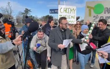 Środowy briefing kolejarzy zamienił się w happening. Mieszkańcy wręczyli przedstawicielom PKP PLK sy