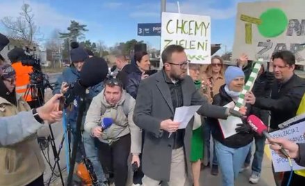 Środowy briefing kolejarzy zamienił się w happening. Mieszkańcy wręczyli przedstawicielom PKP PLK sy