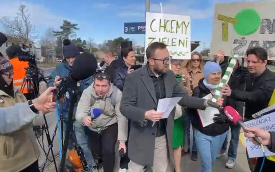 Środowy briefing kolejarzy zamienił się w happening. Mieszkańcy wręczyli przedstawicielom PKP PLK sy