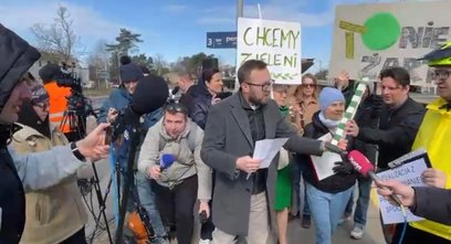 Środowy briefing kolejarzy zamienił się w happening. Mieszkańcy wręczyli przedstawicielom PKP PLK sy