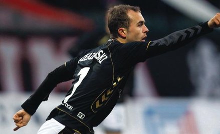 Adrian Mierzejewski trafi do klubu, w którym piłkarzom płaci się świetnie i po zwycięstwach nosi na 