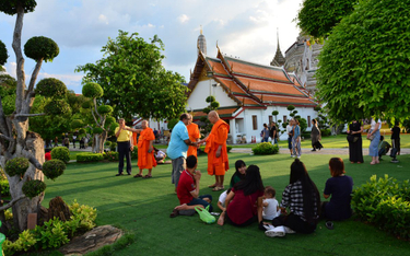 Opłata turystyczna miała zostać wprowadzona w Tajlandii 1 kwietnia, teraz jednak rząd przesuwa ten t