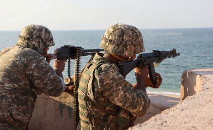 Członkowie marynarki Korpusu Strażników Rewolucji Islamskiej (IRGC) uczestniczą w ćwiczeniach na poł