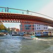 Ponte della Constituzione spina dwa brzegi weneckiego Canale Grande.