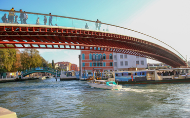 Ponte della Constituzione spina dwa brzegi weneckiego Canale Grande.
