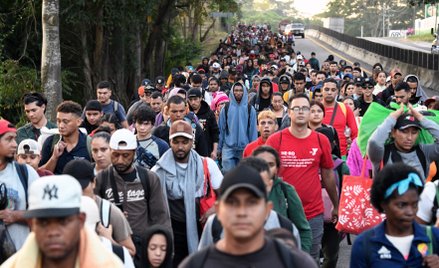 Migranci nie rezygnują z planów dostania się do USA. Decydują się na trudniejsze sposoby