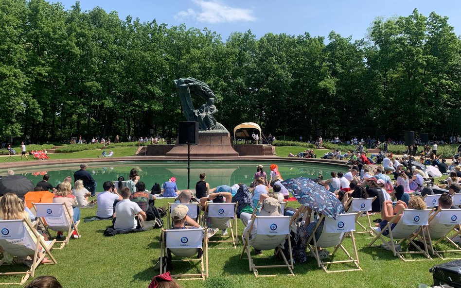 Wygodę zapewniały leżaki przygotowane dla publiczności